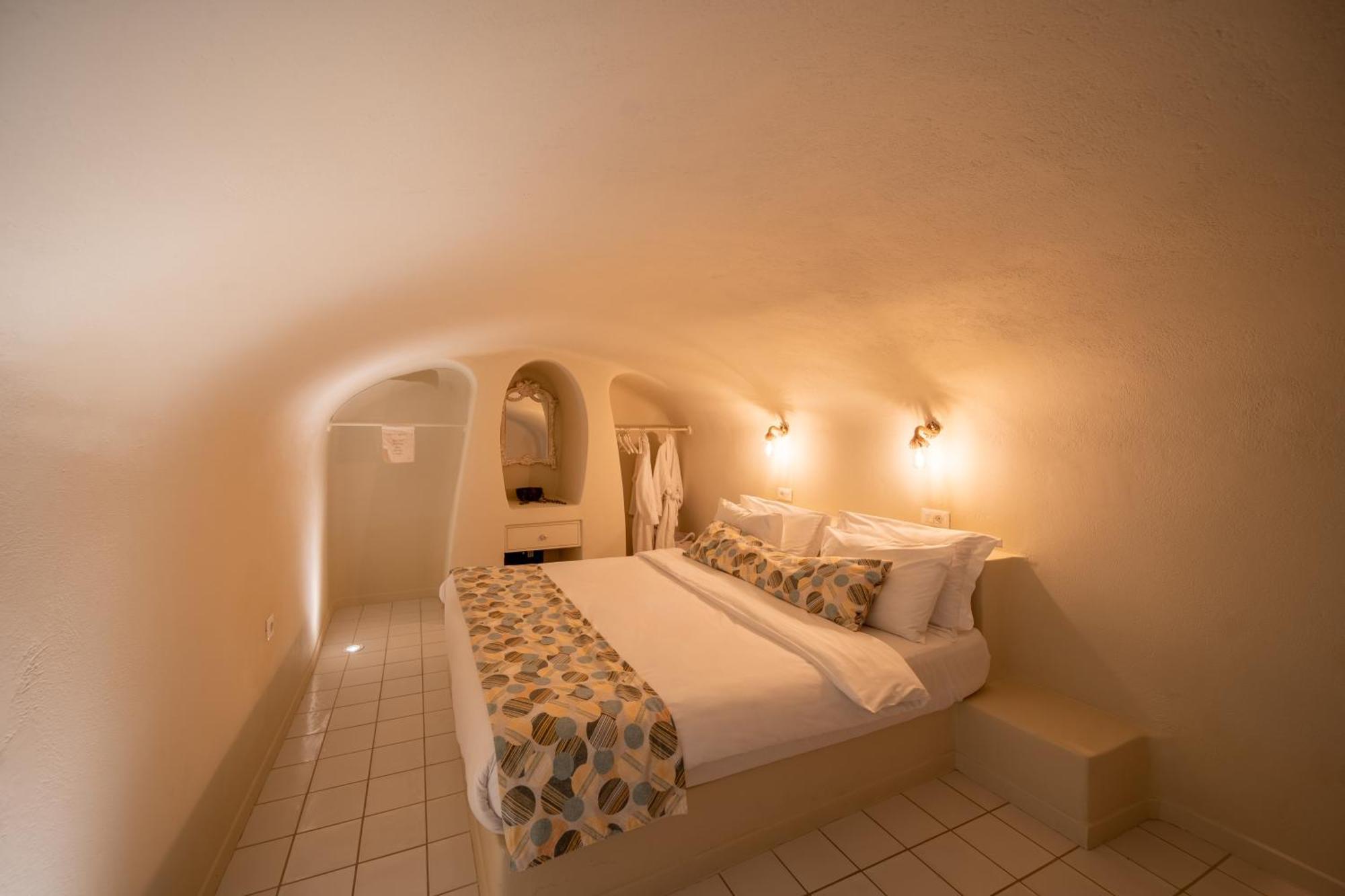 Luna Santorini Suites Pyrgos Kallistis ภายนอก รูปภาพ